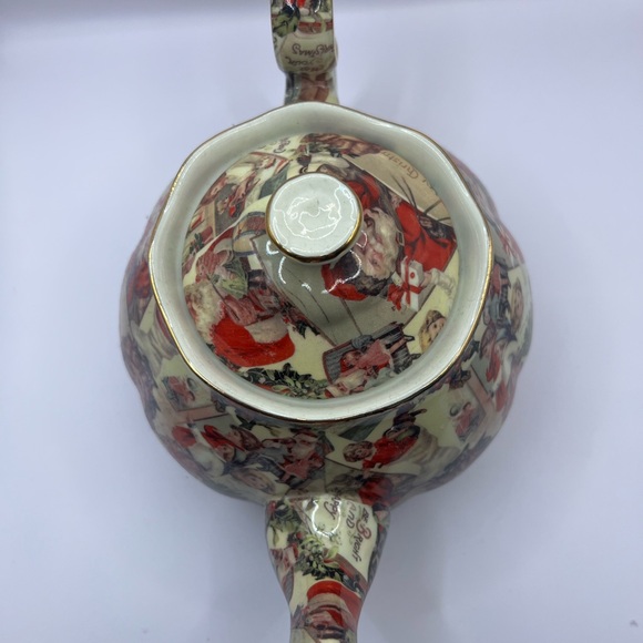 A Special Place, old-time Christmas teapot. - Picture 6 of 6